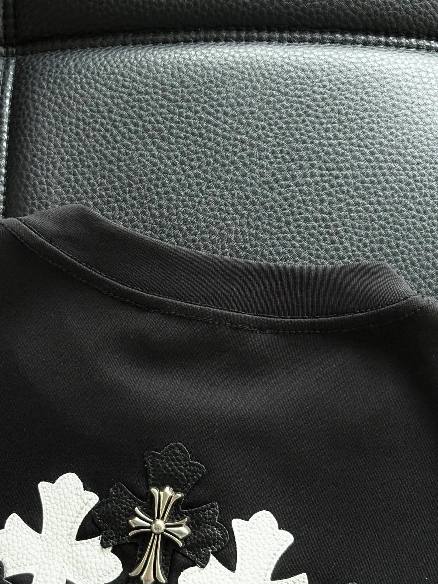 P406 💰Chrome Hearte CH SS new cross horseshoe Chrome Heart Sanskrit three-dimensional patch shows craftsmanship. Double-sided cotton double yarn jersey fabric, custom dyed in the same vat with special bold 32-count double-ply 1X1 thread. .Light luxury, a must-have item for daily commuting for men and women.  Color: Black White Size: M~3x Style No.: 3588